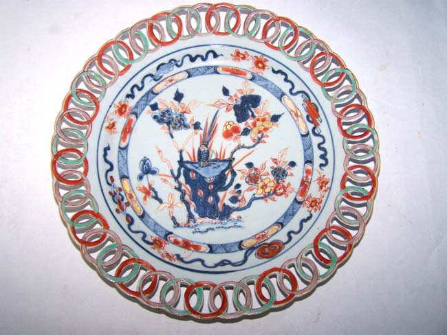 A Fine early 18th century Chinese Export Porcelain 'Verte' Imari Reticulated Dish circa 1725